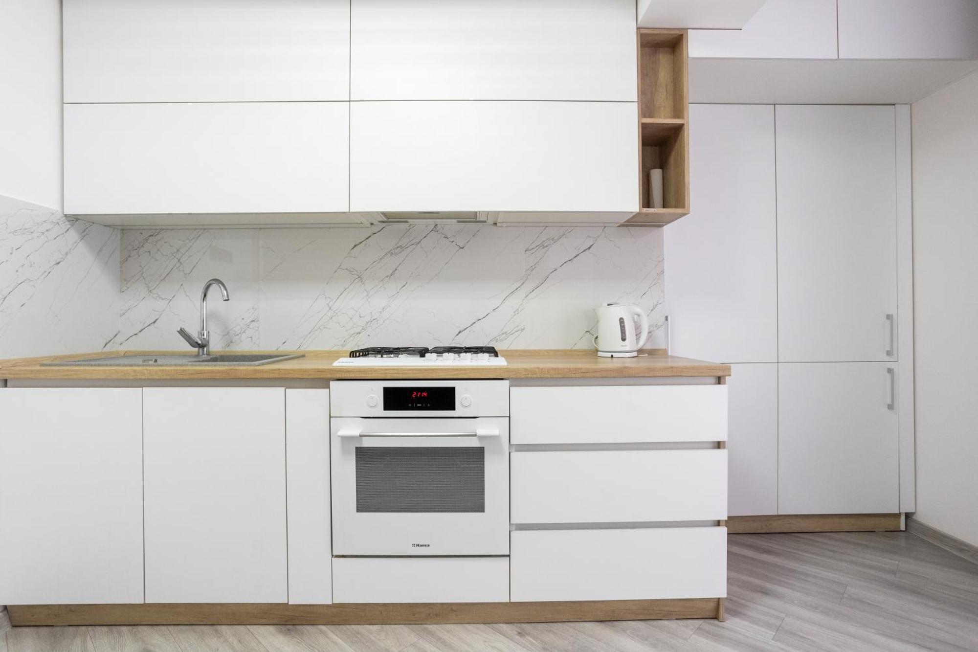 New With 2 Bedrooms In Apartment *